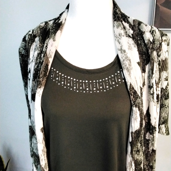 Ladies fooler top with rhinestone detailing, size L - Picture 2 of 7